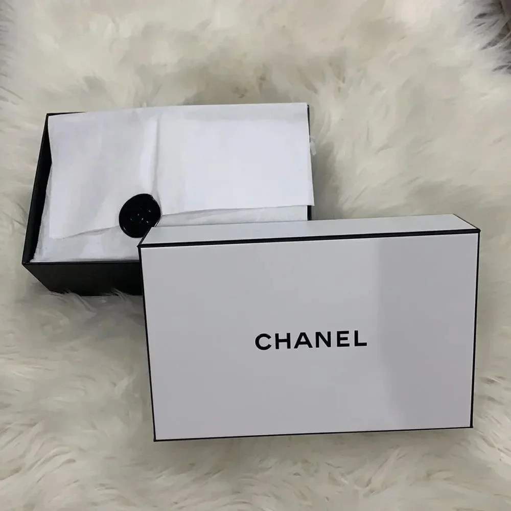 CHANEL gift box with red ribbon and envelope - Picture 2 of 3